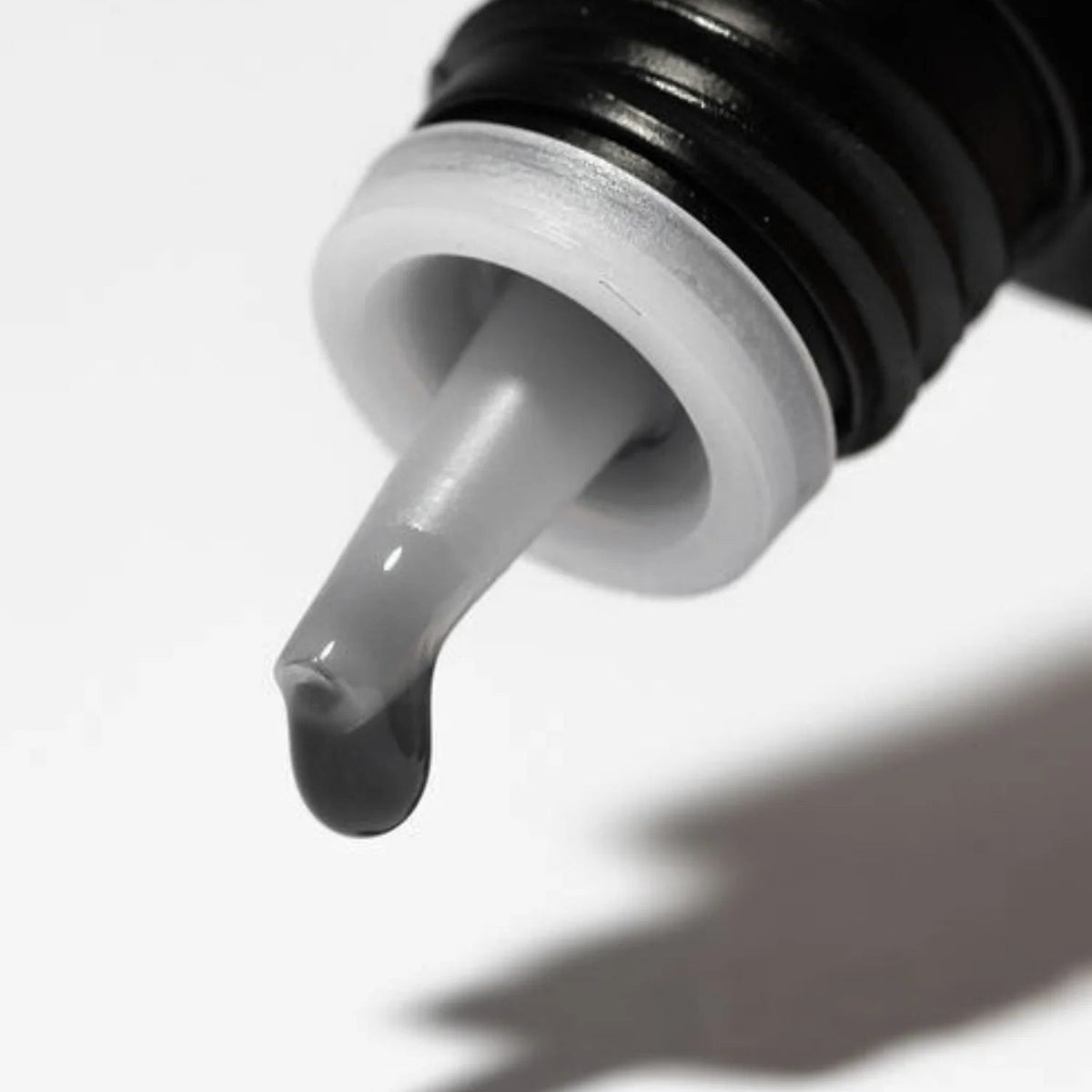 Texture de la colle extension de cils noire Signature Bond 0,3 sec