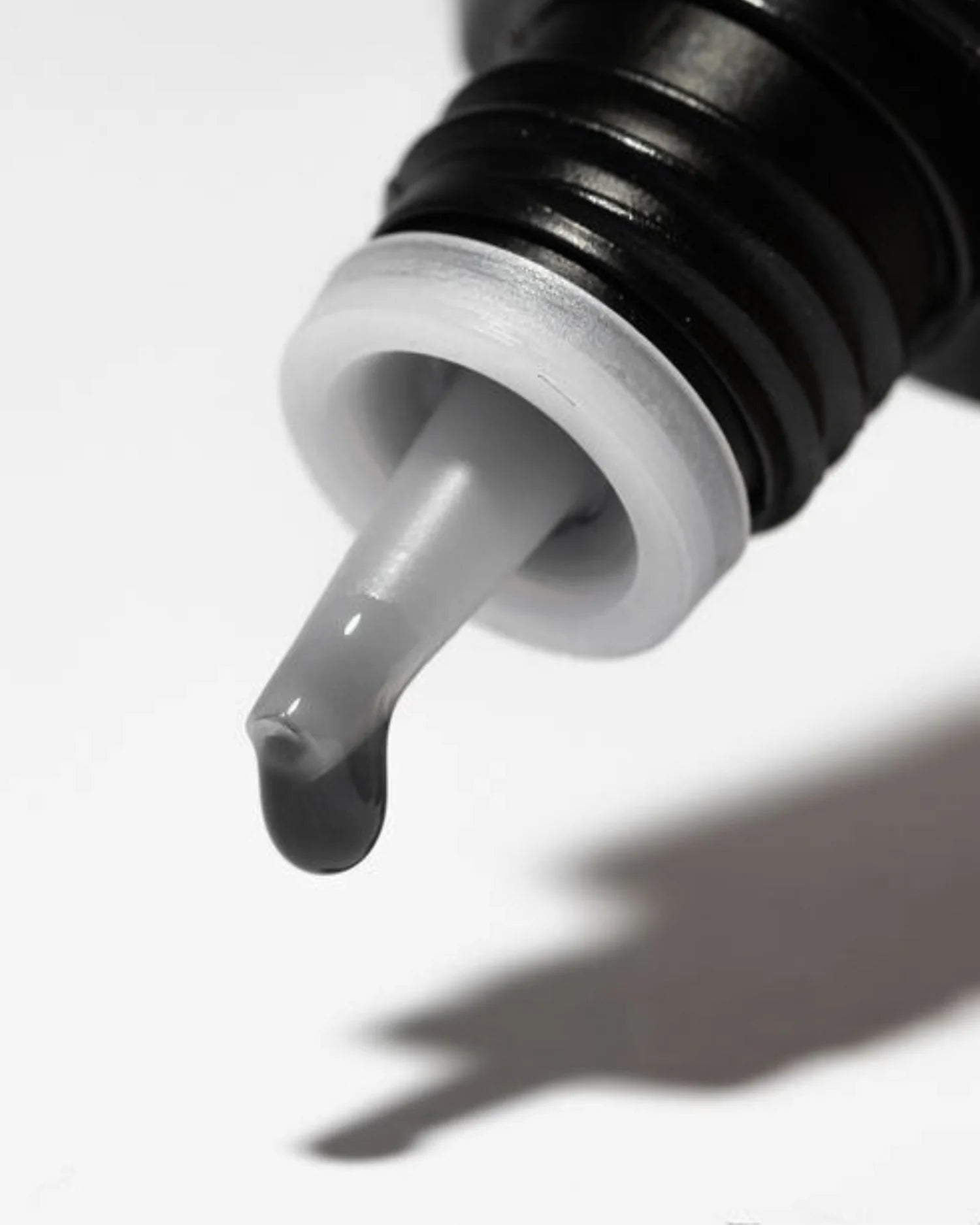 Texture de la colle extension de cils noire Signature Bond 0,3 sec